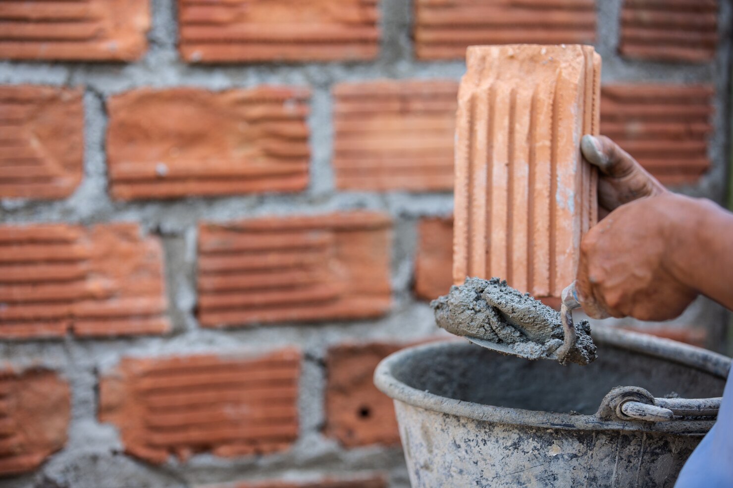 masonry worker outside wall with trowel knife 1150 13620